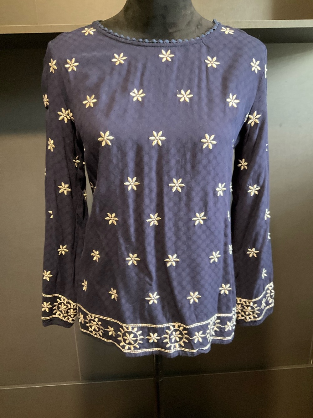 👛 Anany medium Navy long sleeve w/embroidered white flowers